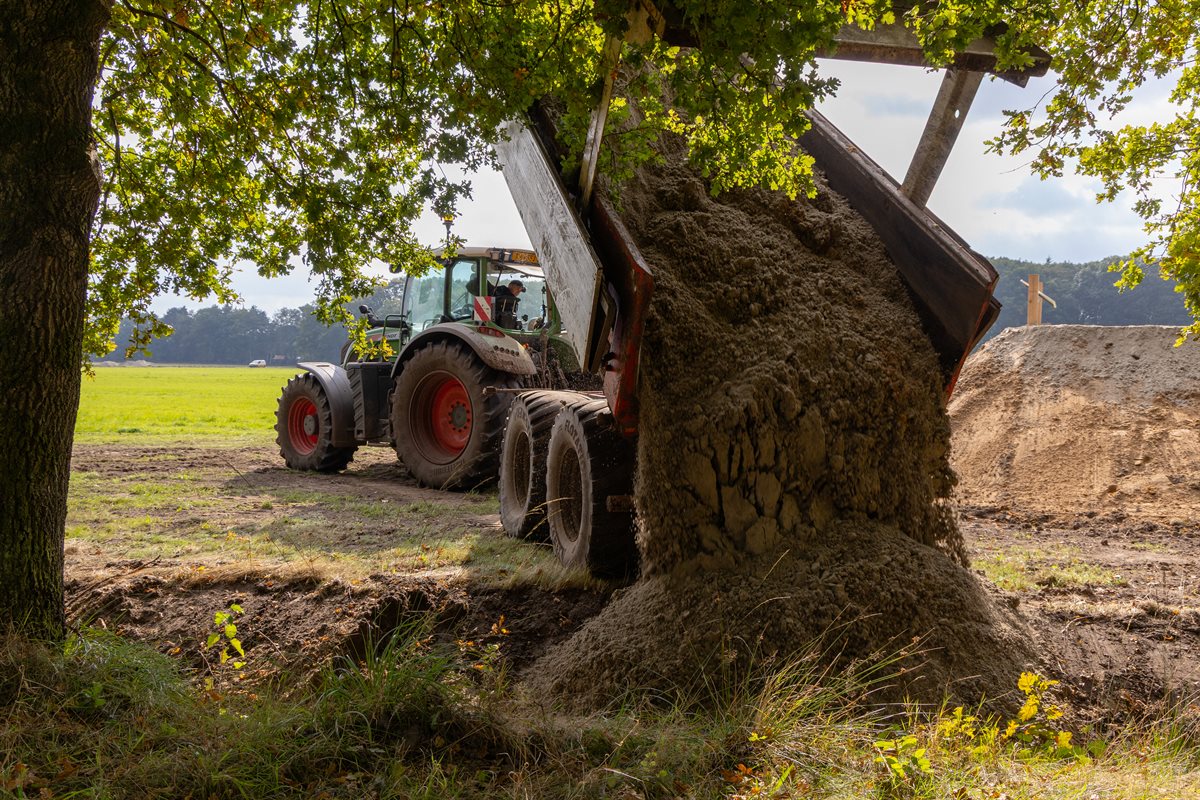 Een bestaande sloot wordt gedicht zodat het regenwater de bodem in kan dringen en niet snel wordt afgevoerd naar het beekdal