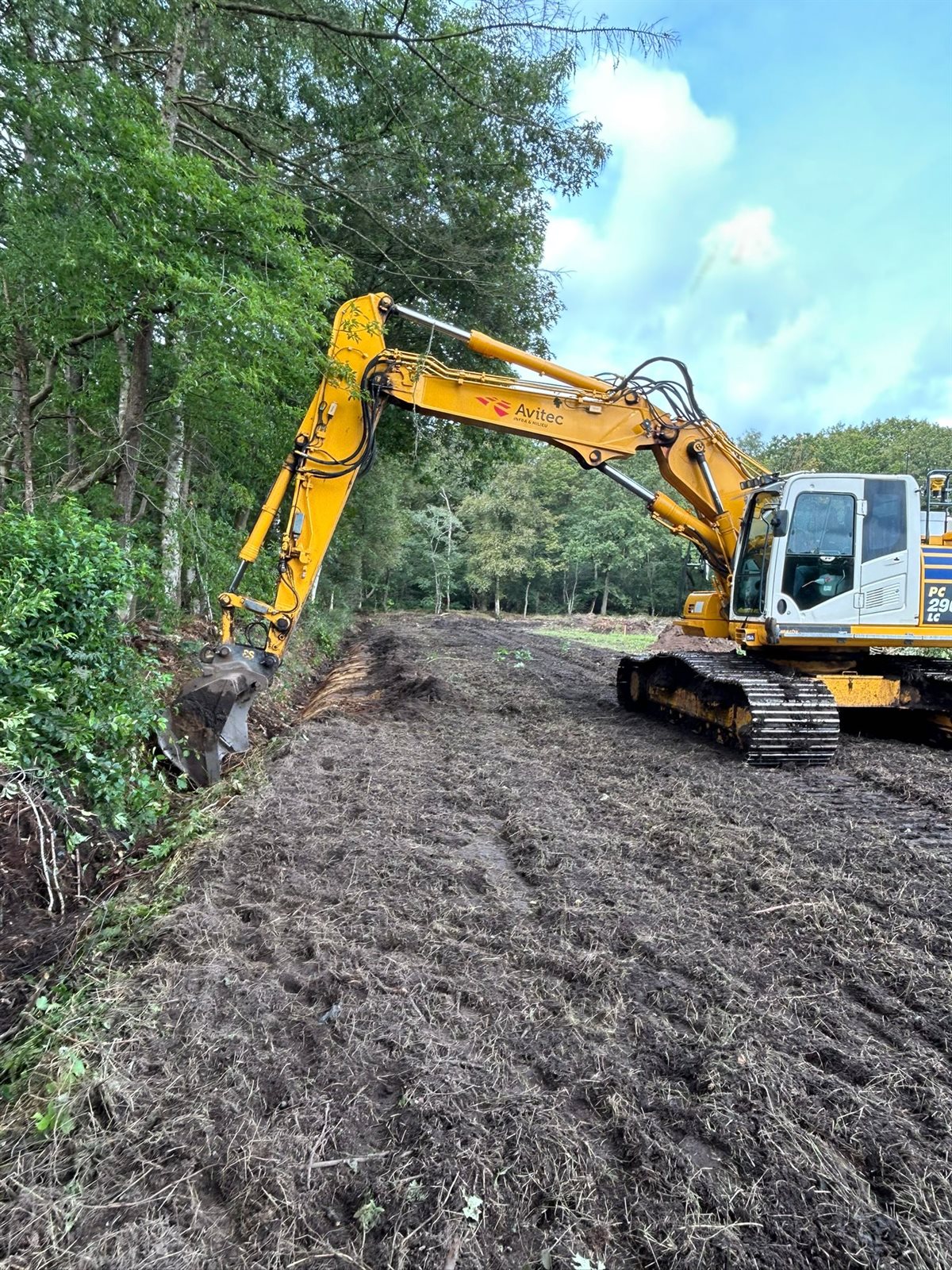 De sloot langs de noordrand van het perceel van de recreatiewoning wordt uitgediept en op voldoende breedte gebracht, waardoor de benodigde waterafvoer weer wordt verzekerd
