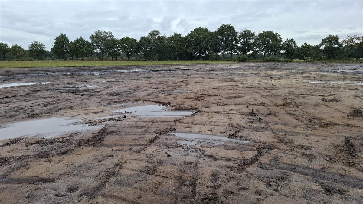 Hier startte de aannemer met de werkzaamheden en is de voedselrijke bovenlaag al afgegraven. Vanaf 2026 groeit hier vegetatie die hoort bij de nu wat meer voedselarme bodem