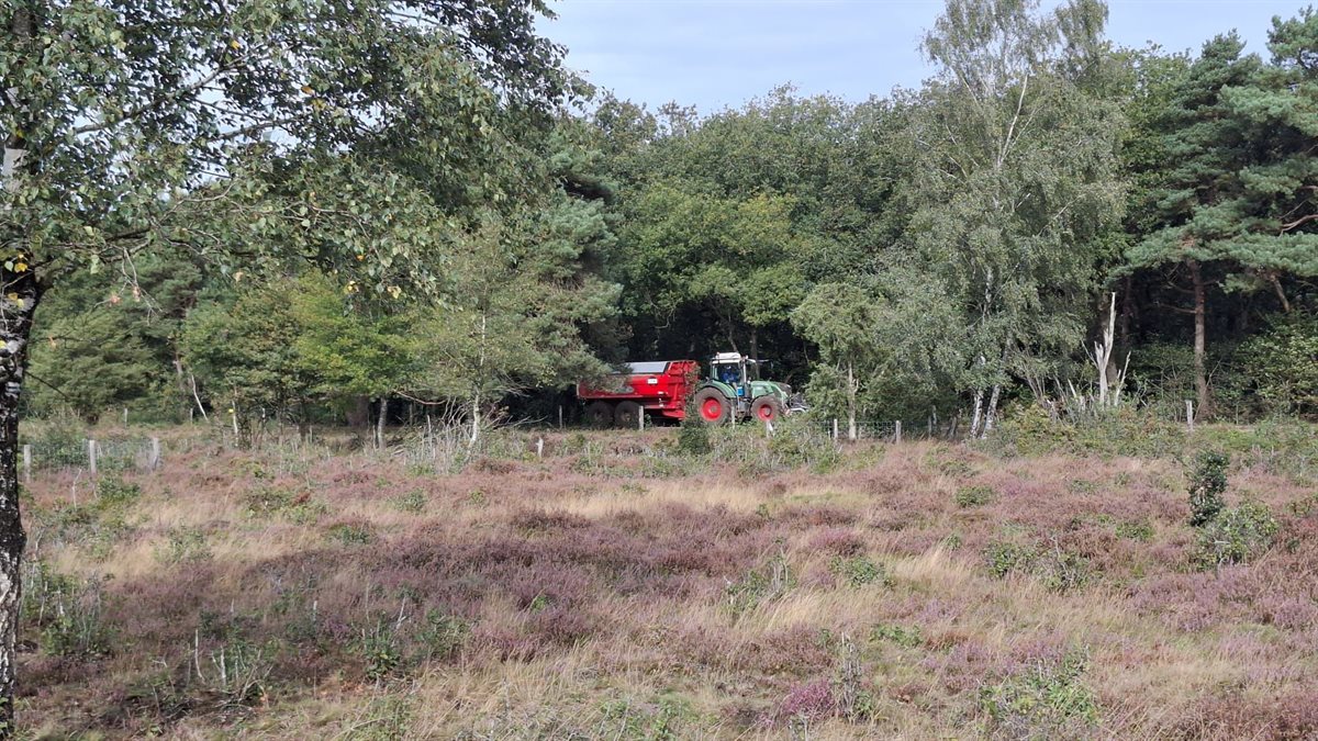Tijdens de werkzaamheden rijden over deze route - grotendeels het bestaande fietspad - de wagens af en aan. Als de werkzaamheden klaar zijn worden rijplaten en onderliggend zandbed weer verwijderd, eventuele schade gerepareerd en kan er daarna weer worden