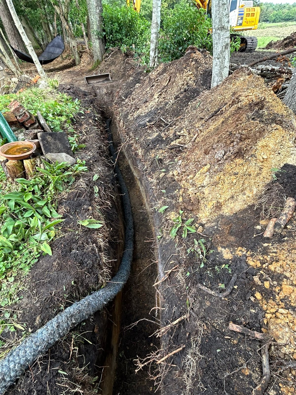 drainagebuis in gegraven sleuf