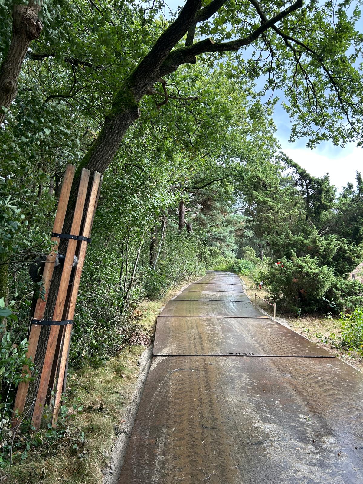 8 transporWaar een strook bomen is gekapt voor de bosdoorsteek, voert nu tijdelijk de transportroute doorheen. Ter bescherming van de bodem is onder de platenbaan een zandbed aangelegd. Als de werkzaamheden klaar zijn wordt ook dit zandtroute _3 sept 2025