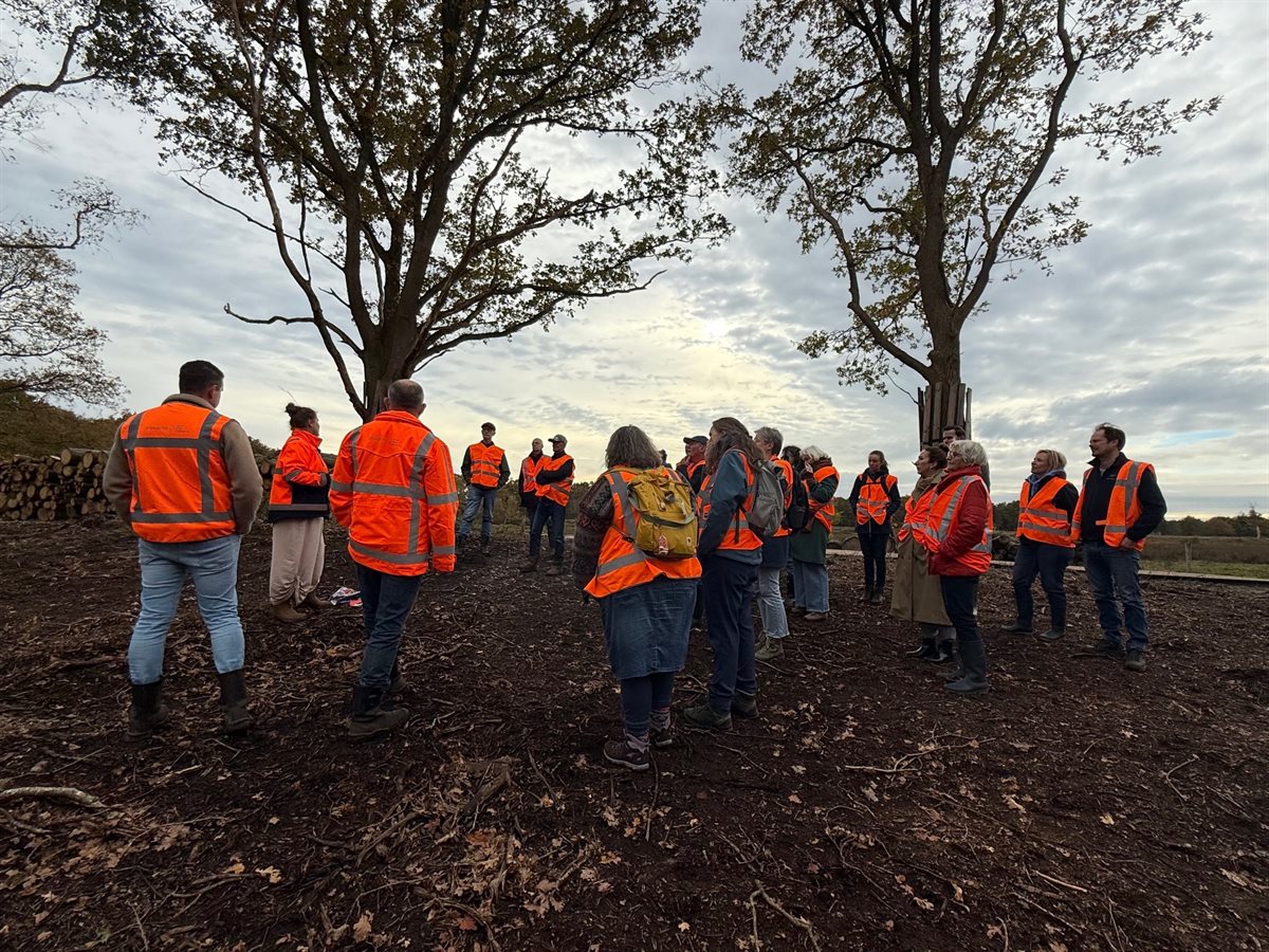 deelnemers verzamelen zich bij de bosdoorsteek