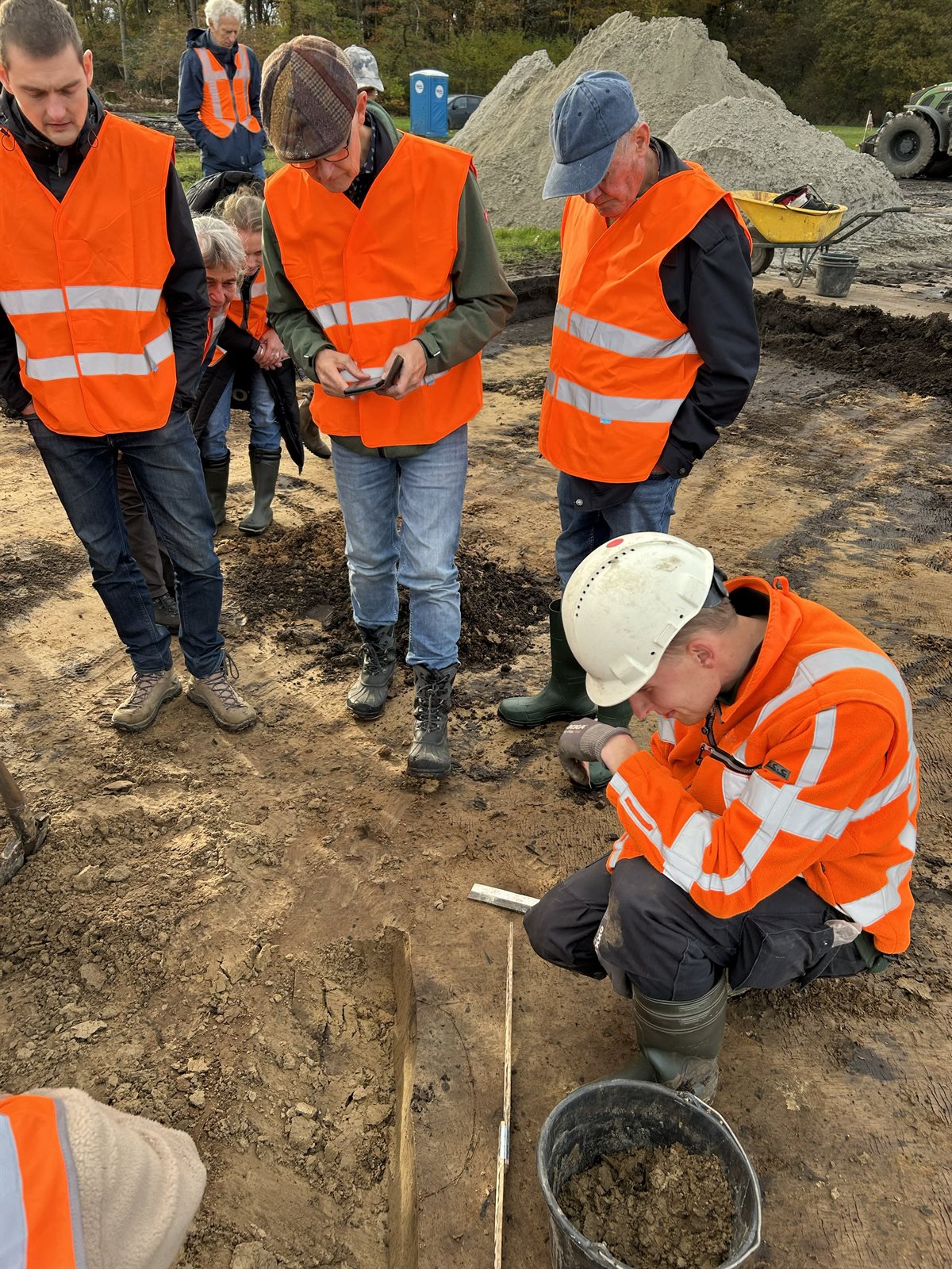 de archeoloog geeft uitleg