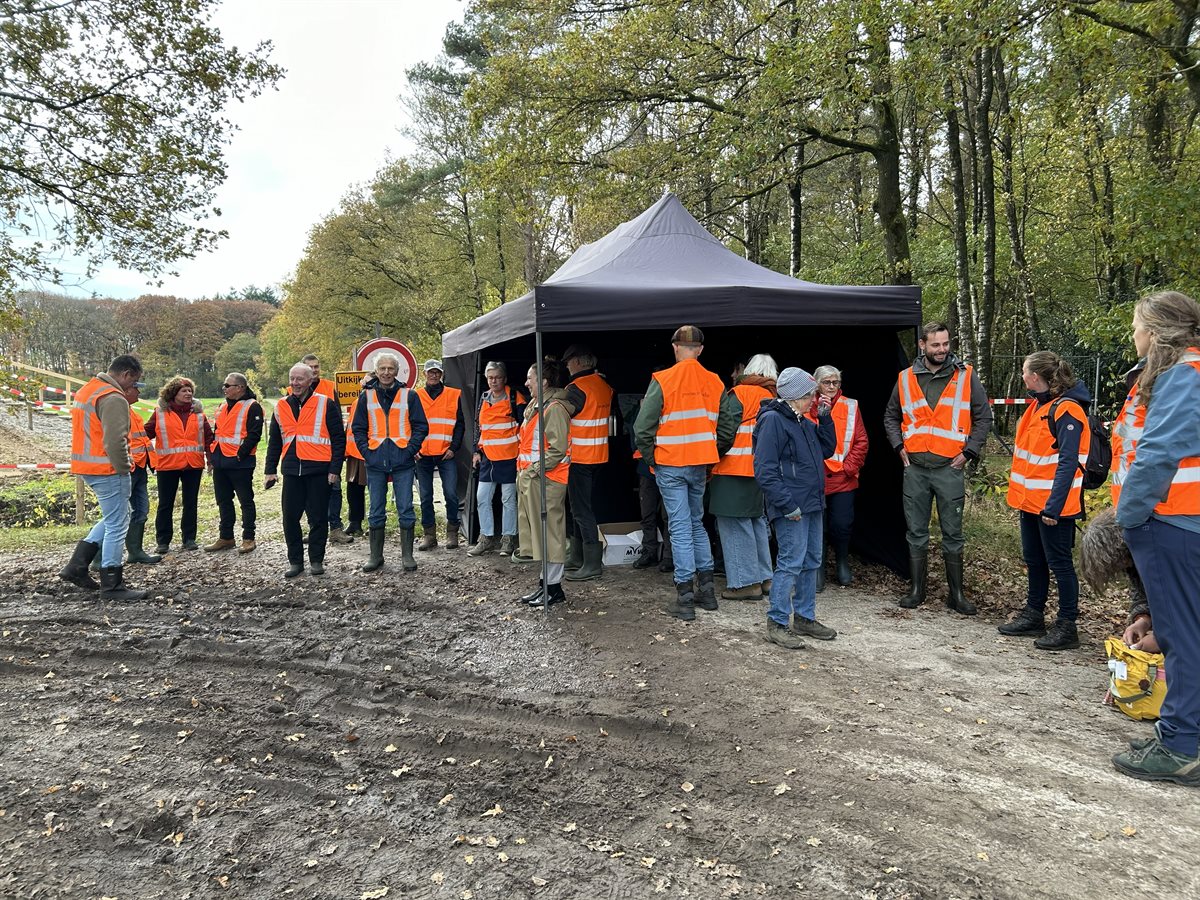 in hesjes verzamelden de deelnemers