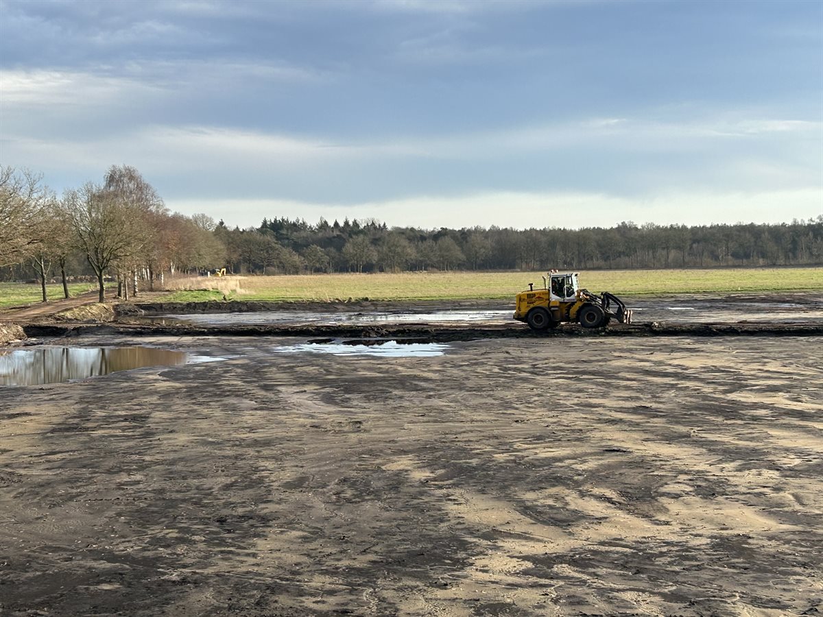 afgraving vlak voor uitkijkheuvel