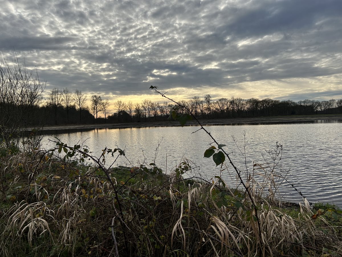 laag punt waar water blijft staan in veld