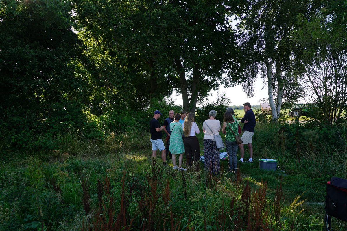 Bezoekers aan de start van de excursie