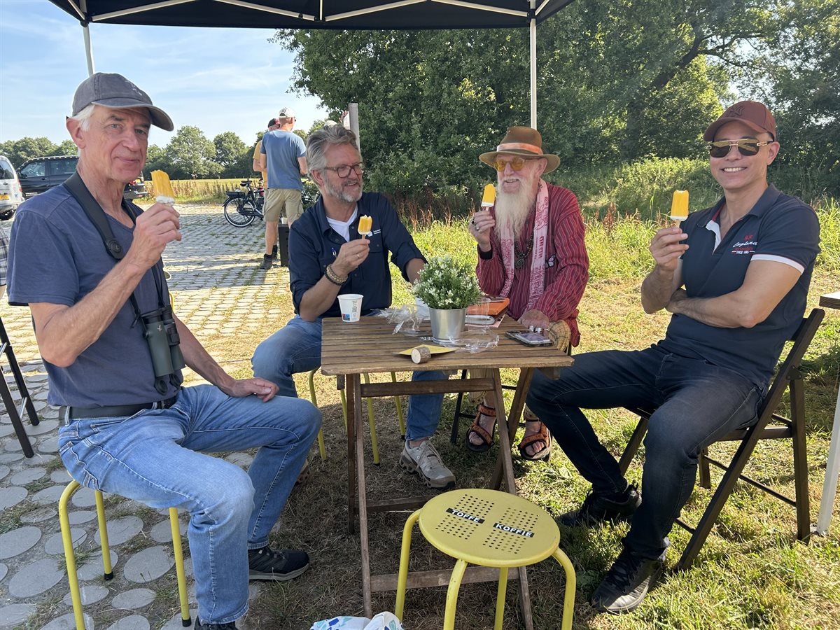 IVN, Nationaal Park Drentsche Aa en Provincie Drenthe aten samen een geel ijsje