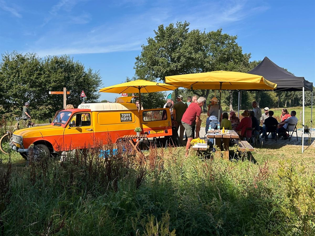 Voordat bezoekers meegingen met de wandeling, konden ze genieten van een kopje koffie