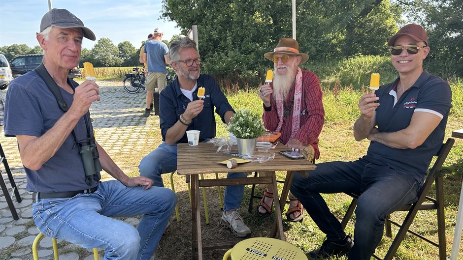Tijdens de Geelbroek excursie werden er gele ijsjes uitgedeeld