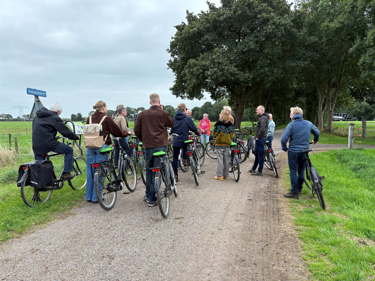 Uitleg tijdens de fietstocht