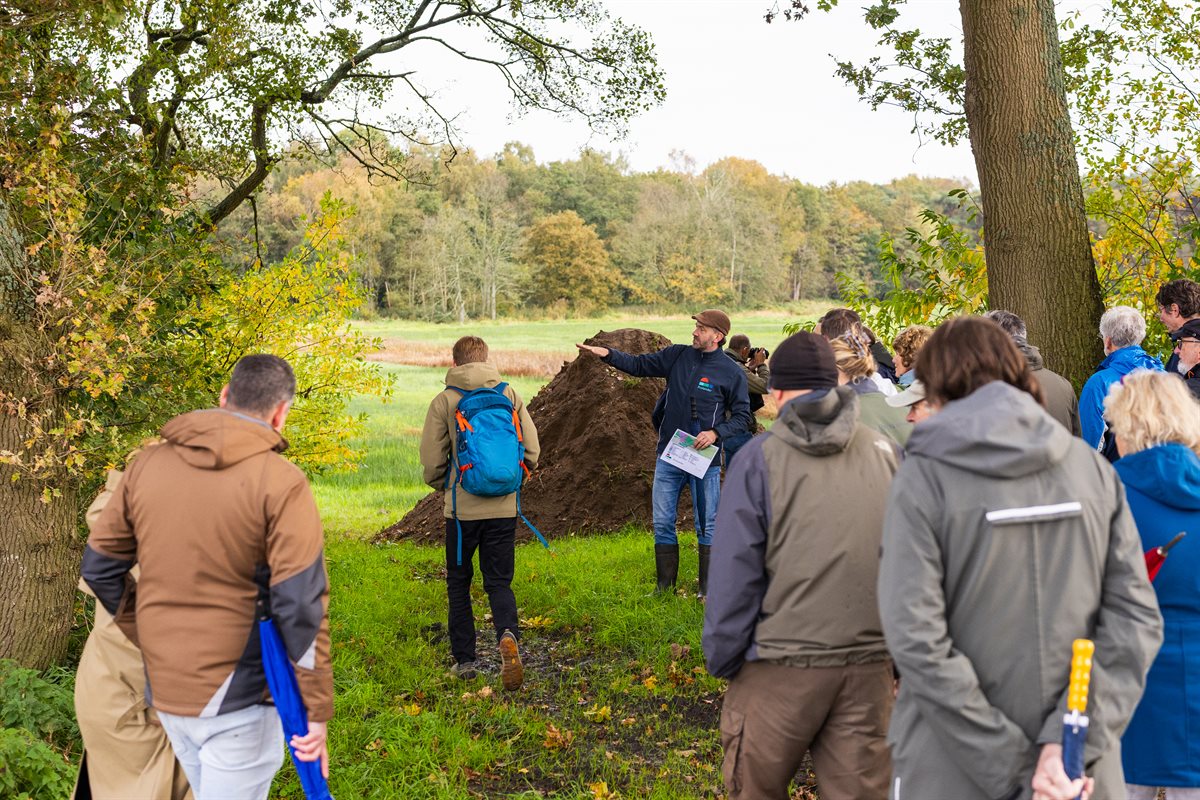 Maurice Wenker geeft uitleg over de werkzaamheden tijdens de excursie