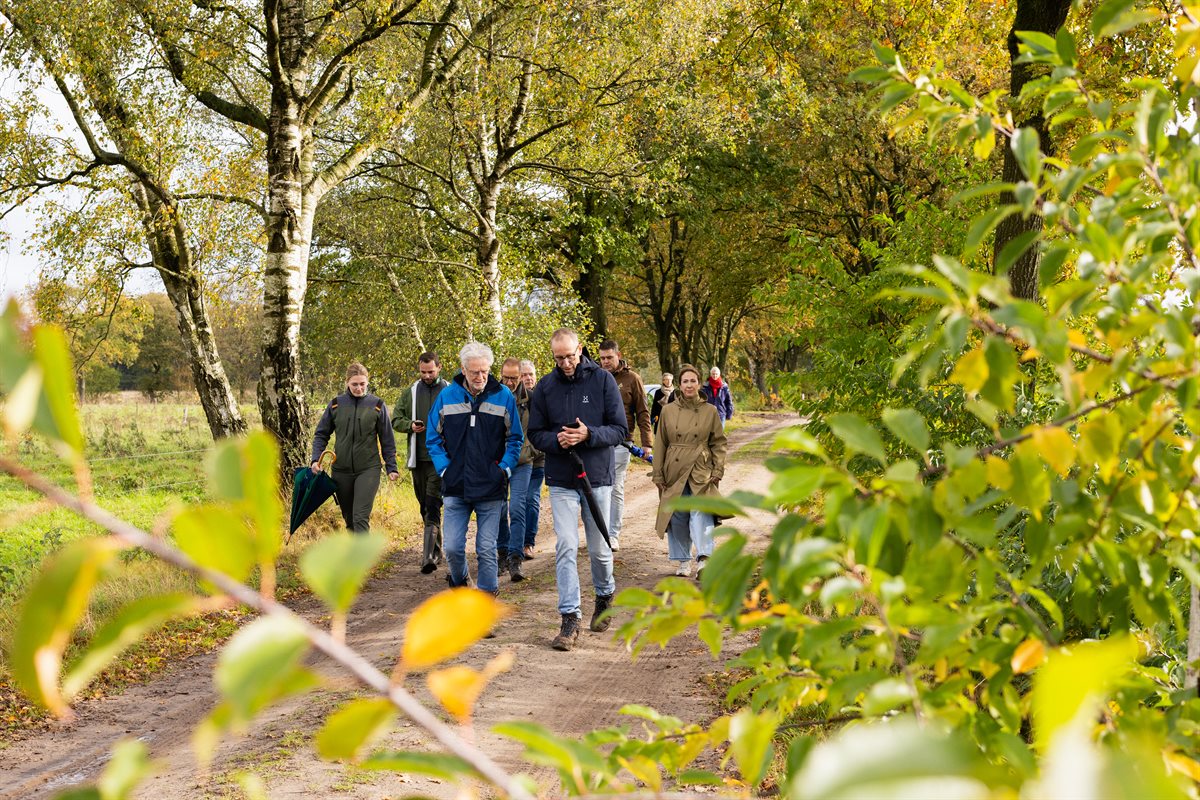 Deelnemers aan de excursie lopen terug via de Koeweg