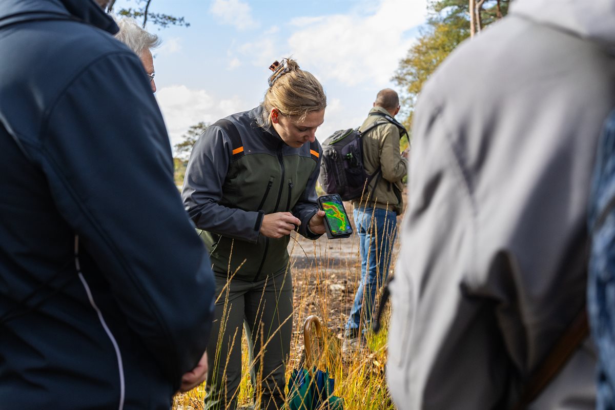 Boswachter Jolijn laat de hoogteverschillen in het gebied zien