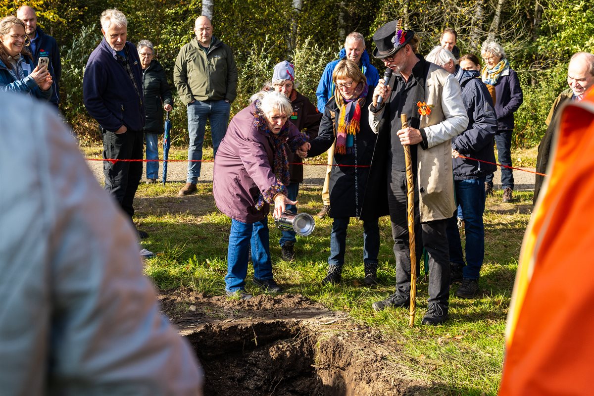 De tijdcapsule wordt begraven