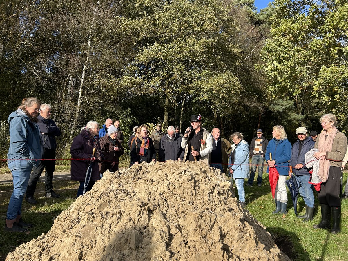 Niels sluit de opening af tijdens het begraven van de tijdscapsule
