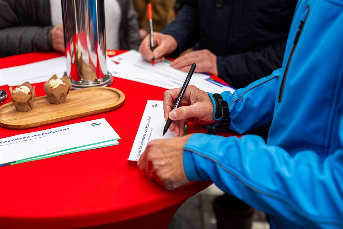 Bezoekers schreven een wens voor de toekomst van Roodzanden op een briefje
